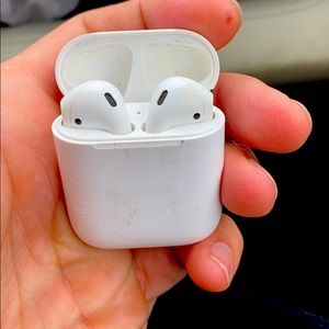 Apple AirPods (SOLD)